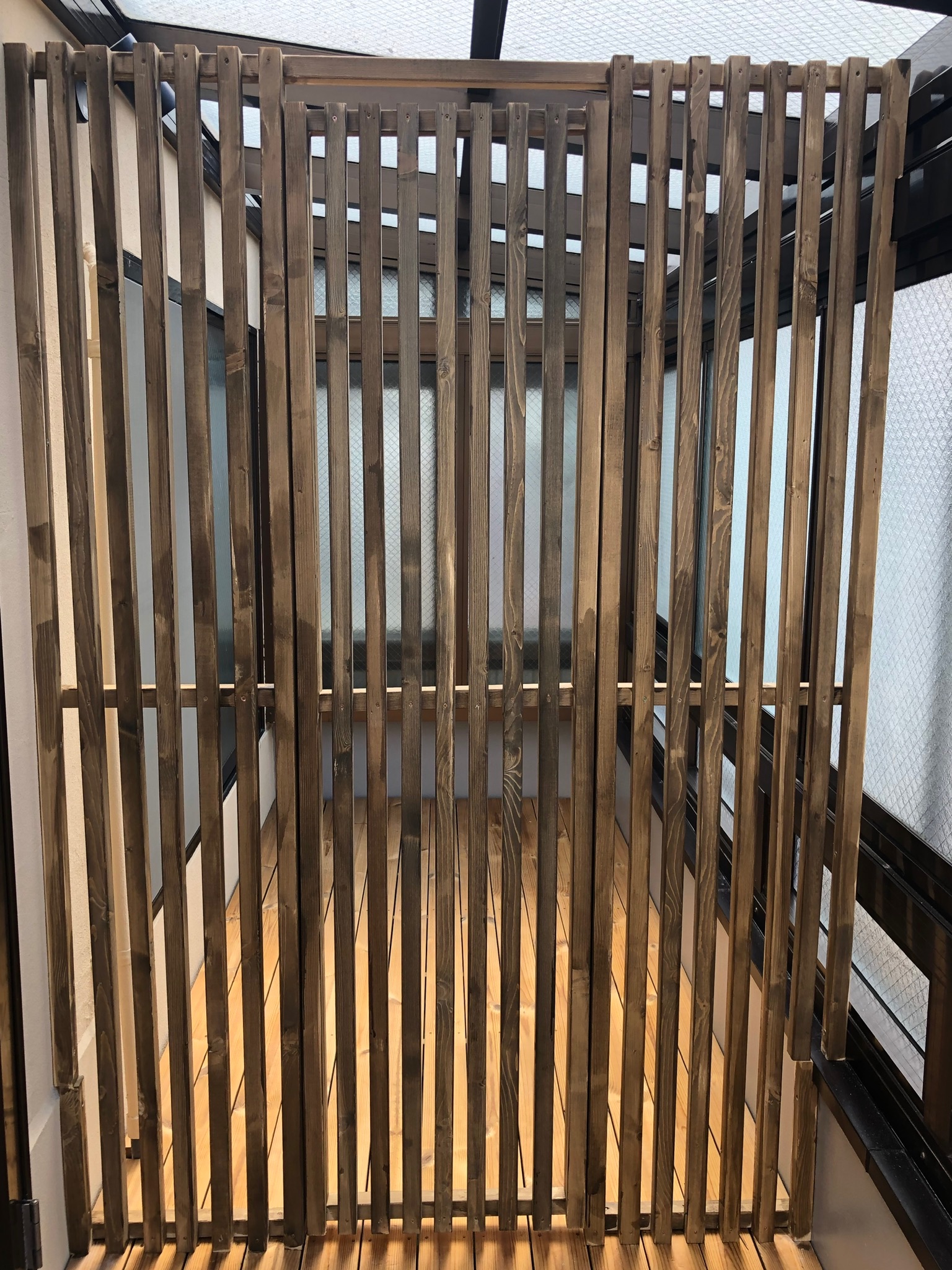 光を通す、木の格子。