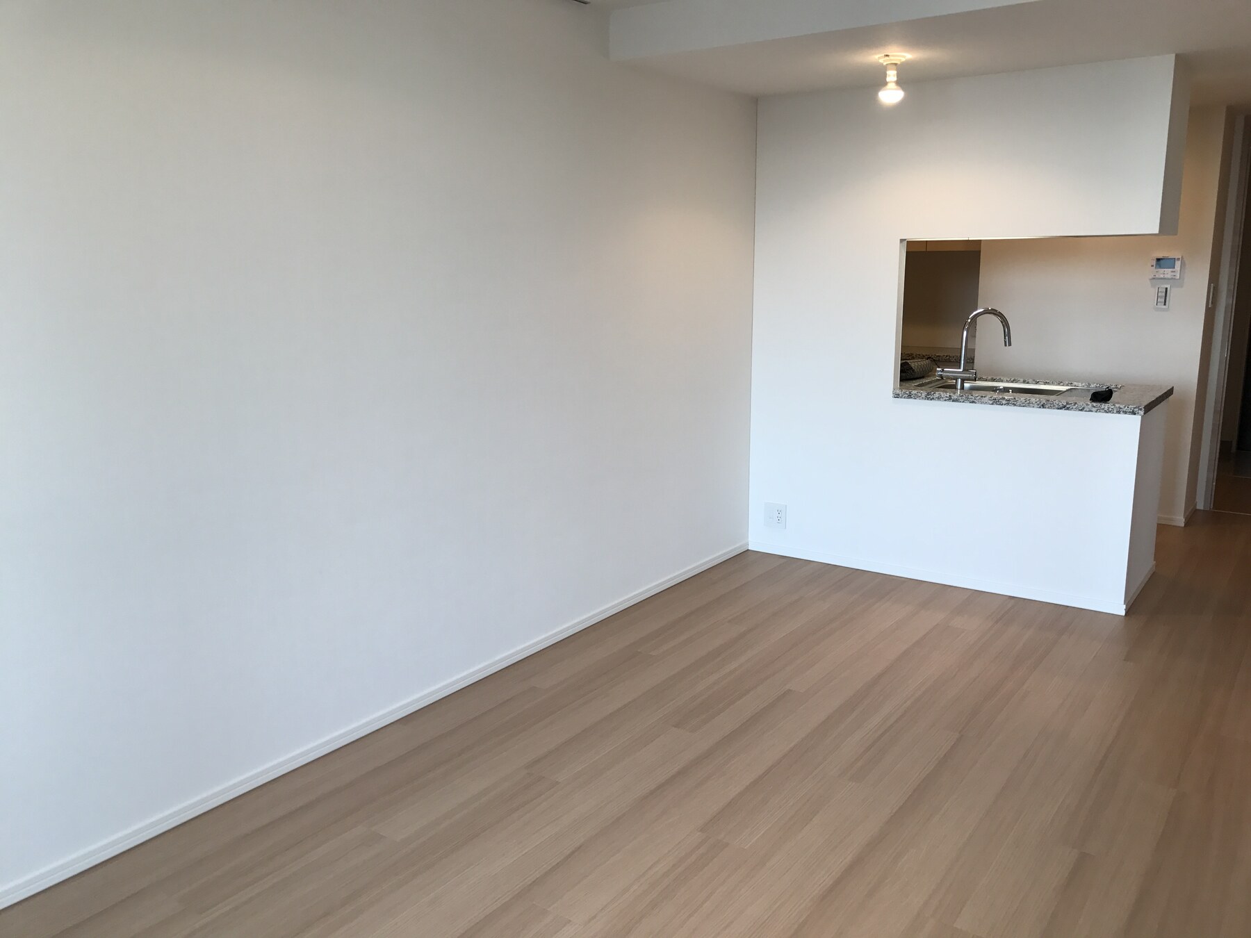 家具配置前。キッチンカウンター前の空間。