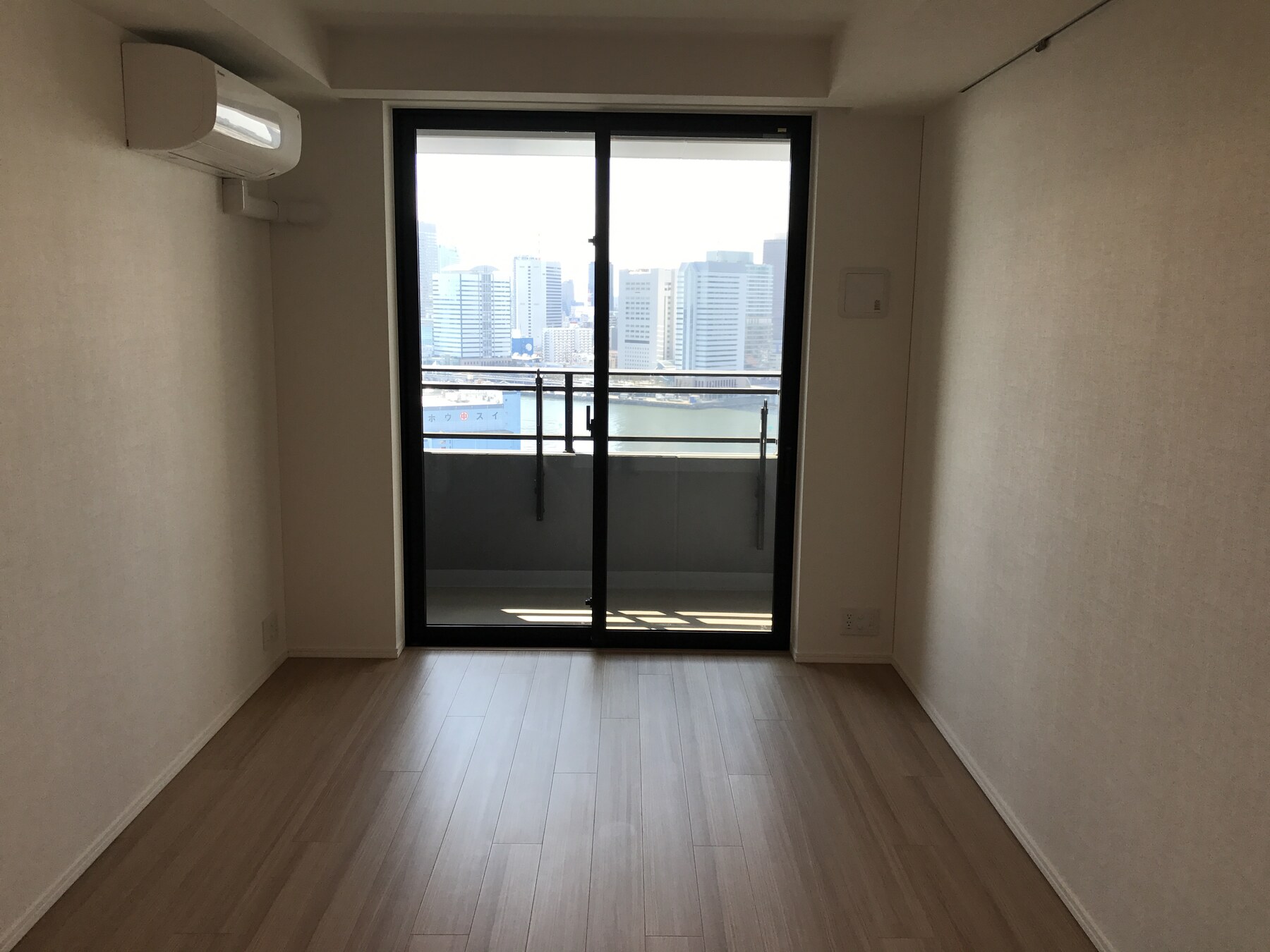 家具配置前。窓と壁、床が見えるリビング。