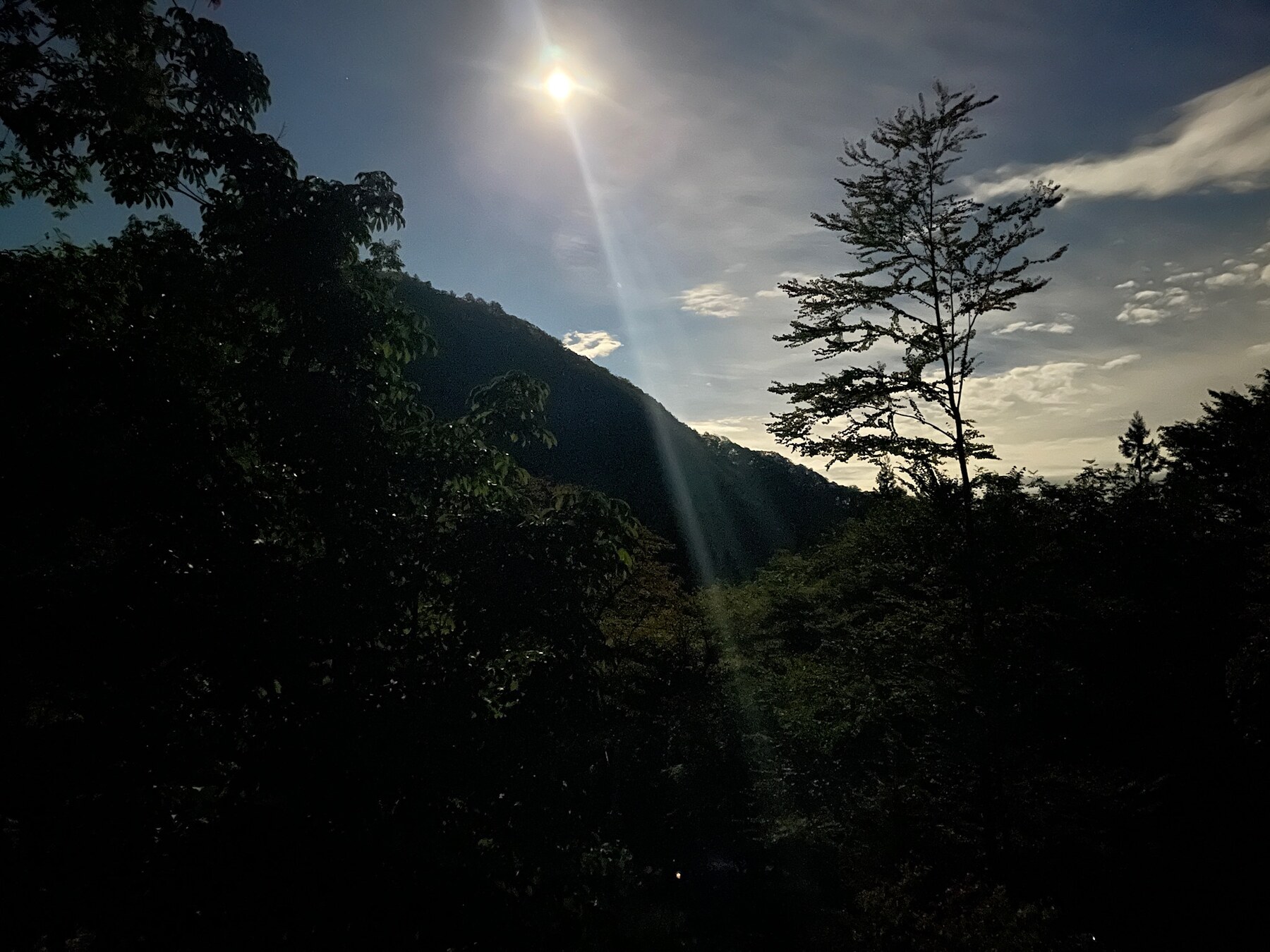 山と木々の向こうに広がる空。光の変化を眺める。